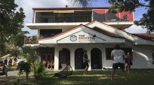 fachada hostel Weligama y gente 9 sistemas de direccion que necesitas en Sri Lanka