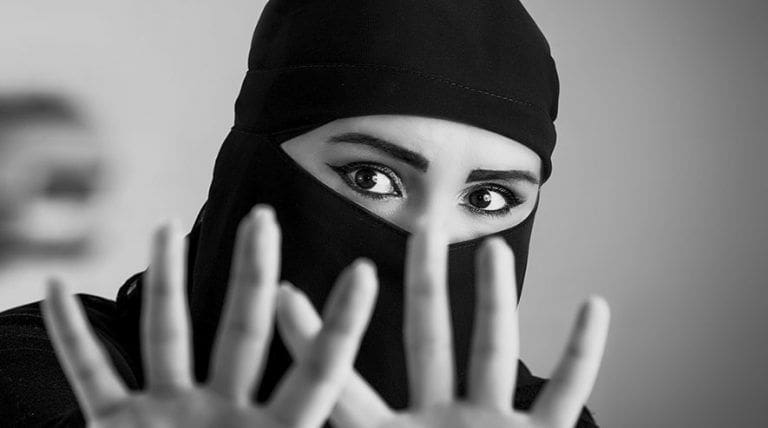 El Departamento Criminal viene al hostel mujer con burka