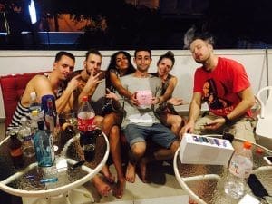 Los del departamento de inmigracion vienen al hostel colombo pasaporte india fiesta clientes