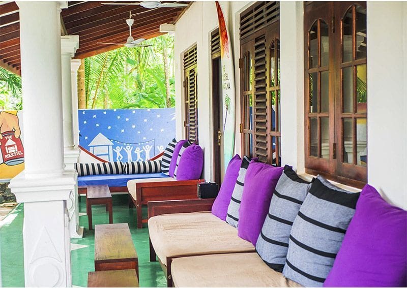 coloridos sofas a la entrada del hostel rockstel unawatuna sur de Sri Lanka