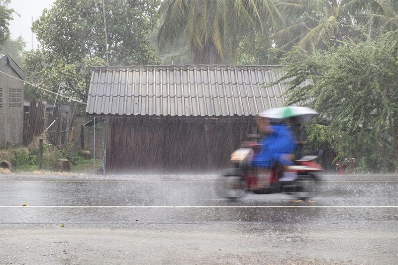 conduciendo scooter sri lanka lluvia monzon