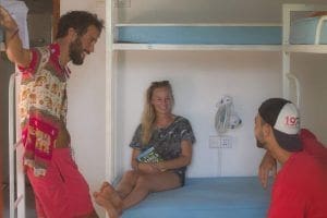 gente en una habitacion de dormitorio en un hostel en Unawatuna en Sri Lanka