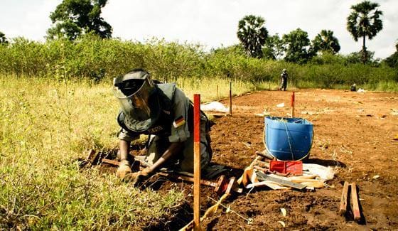 trabajador mine action center sri lanka desminando