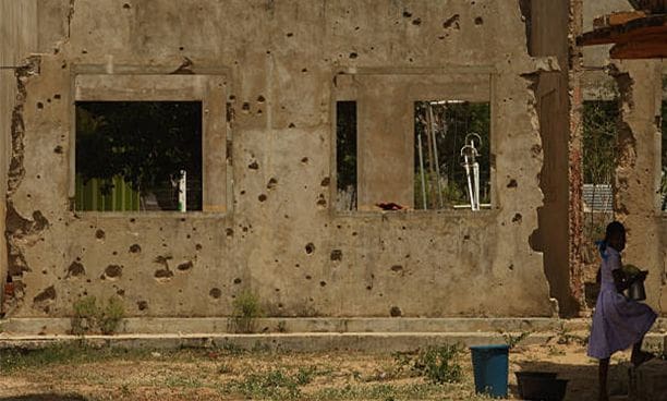 turismo de guerra en Sri lanka edificio bombardeado Mullaitivu