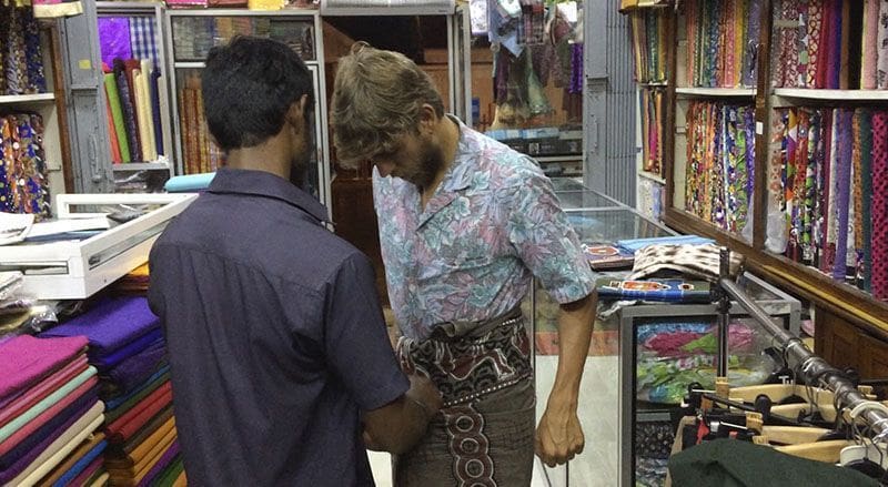 viaje tuk tuk probando sarong