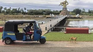 viaje tuk tuk sri lanka monumento de la victoria