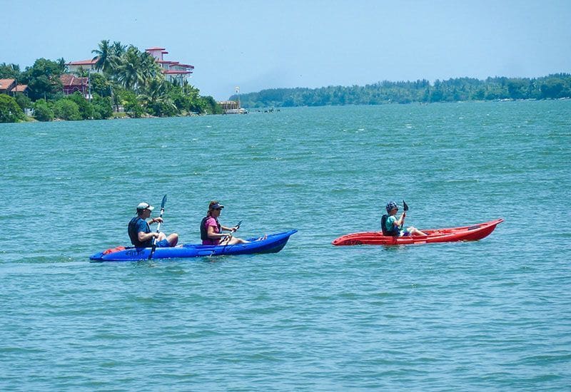 Familia en kayak en la laguna de Batticaloa en un dia soleado