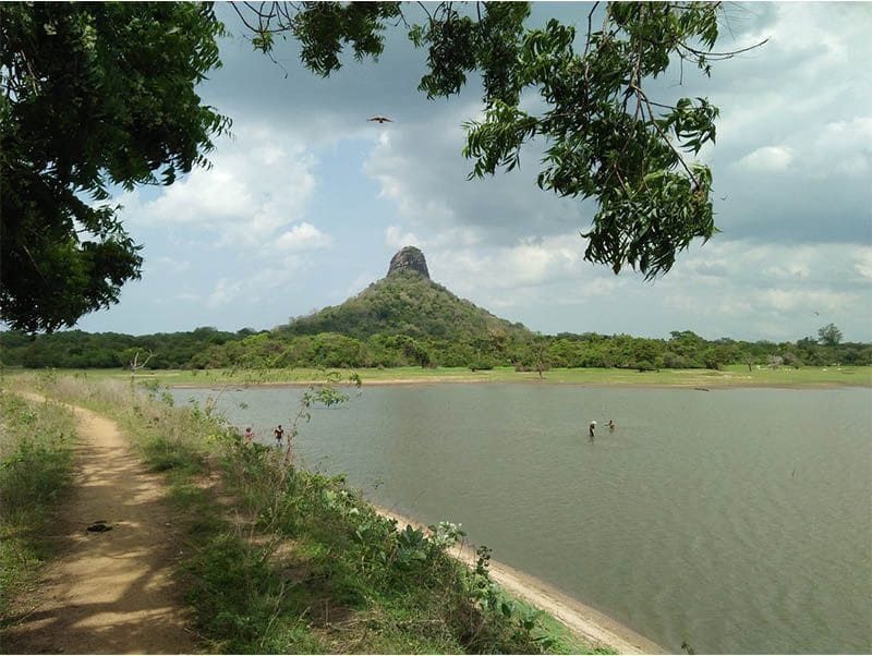 Kudumpimalai Rock en Kudumpimalai Heritage Park cerca de Pasikudah