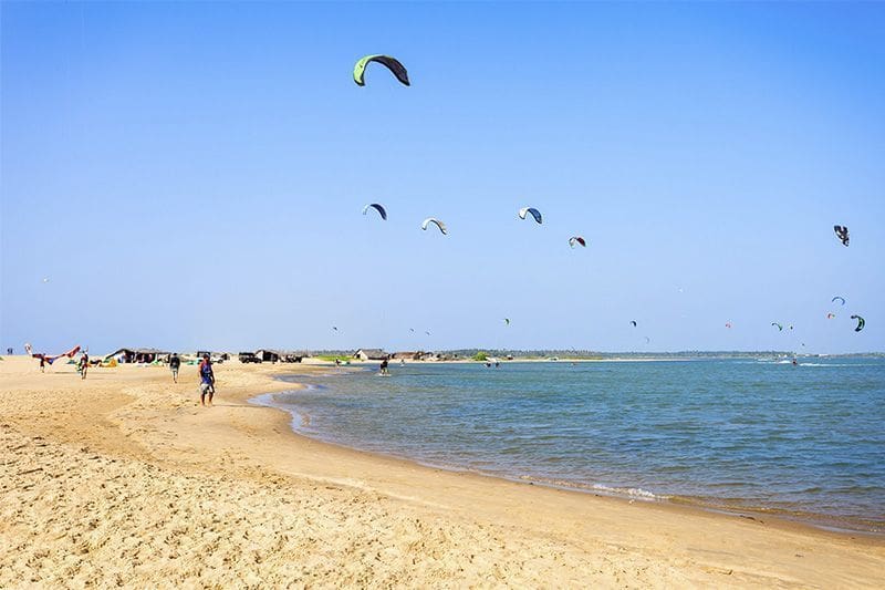 Panoramica de la playa de Kalpitiya junto a comentas y el oceano