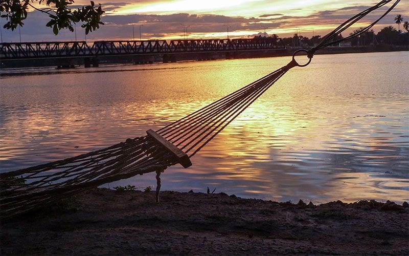Puente Kallady al atardecer con hamaca que ver y que hacer en Batticaloa