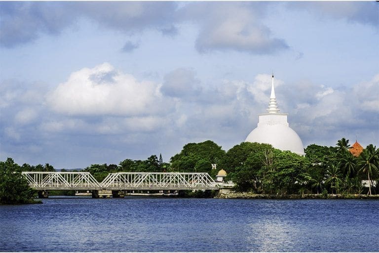 Estupa Chaitya en el templo Kalutara Vihara en Kalutara Sri Lanka