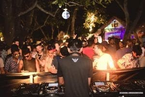 Fiesta en Mirissa DJ y gente en Secret Beach Bar