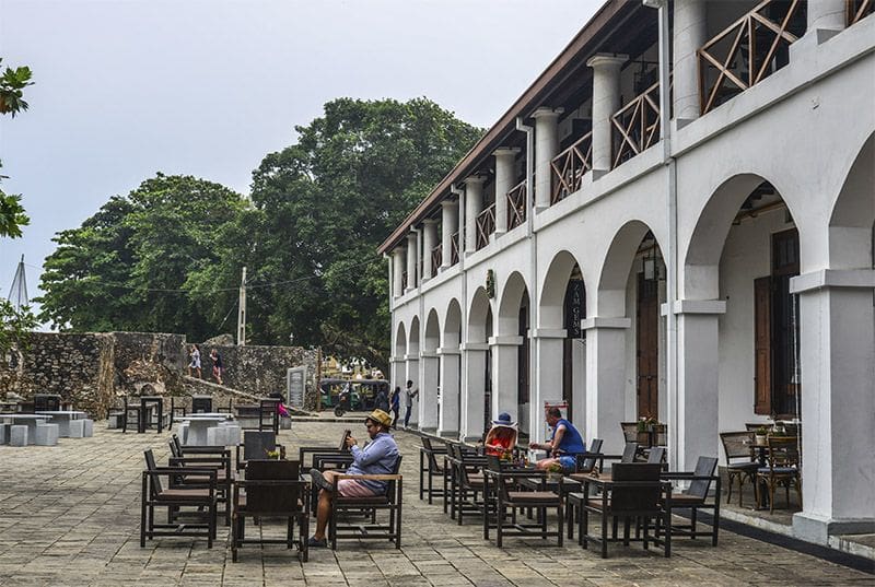 Galle Fort Dutch Hospital y gente sentada
