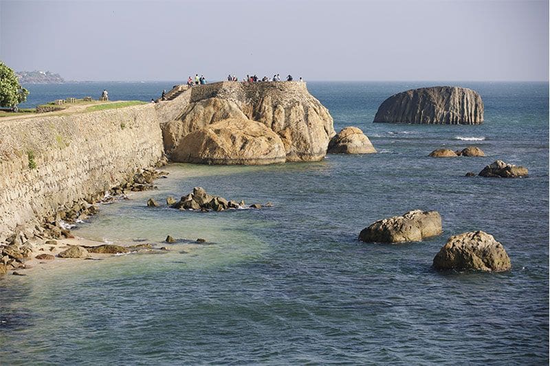 Roca de la Bandera en Galle Fort y el oceano