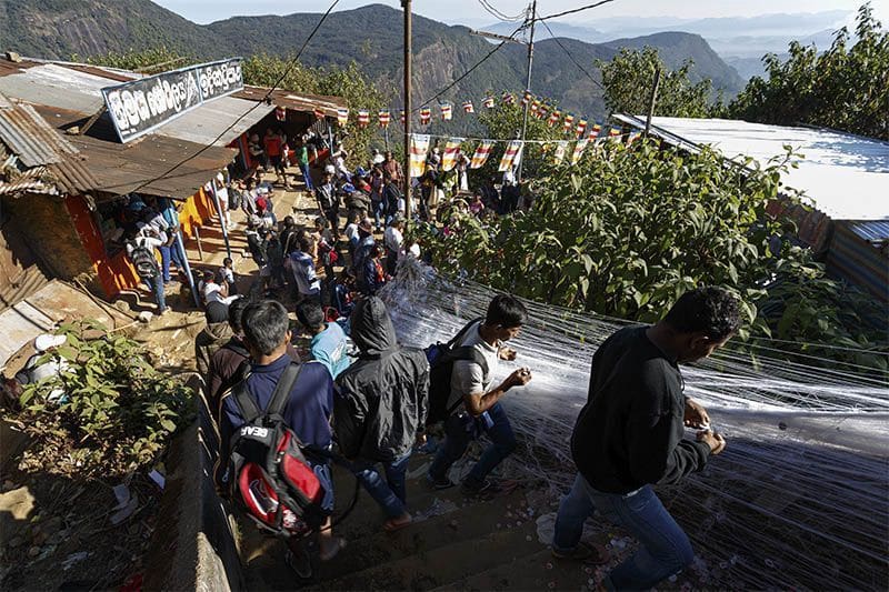Tiendas y gente en la subida a Adams Peak Sri Lanka