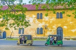 Tuk tuks dentro del fuerte de Galle