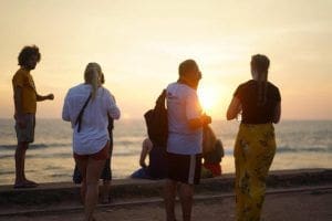 atardecer y gente en Galle Fort