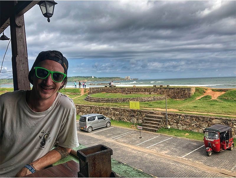 que hacer en Galle restaurante frente al faro de Galle y Jhonny