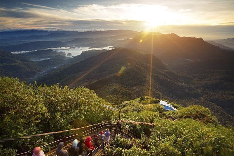 subida a adams peak y gente realizando el acceso