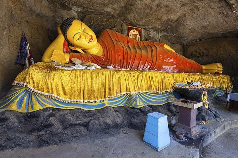 Buda reclinado antes de subir a Adams Peak
