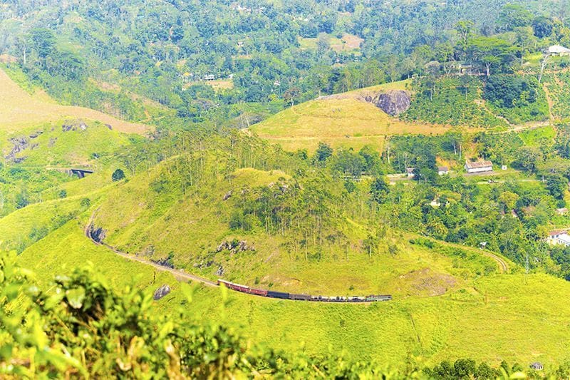 Demodara Loop vista desde arriba paisaje y tren