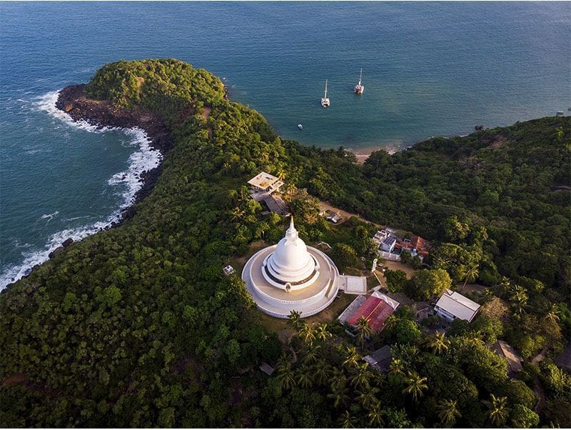 Vista aerea del oceano y de Japanese Peace en Unawatuna Sri Lanka