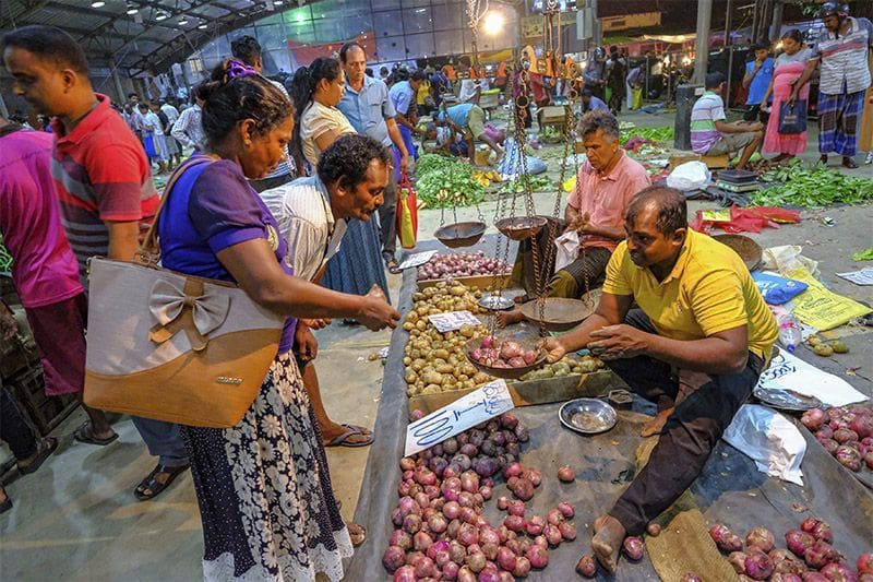 gente comprando en un mercado en el centro de Kalutara en Sri Lanka