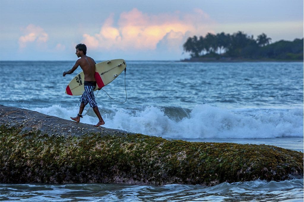 guia de surf de spots de Arugam Bay Sri Lanka surfer en Arugam Bay al atardecer portada foto por tomwyness