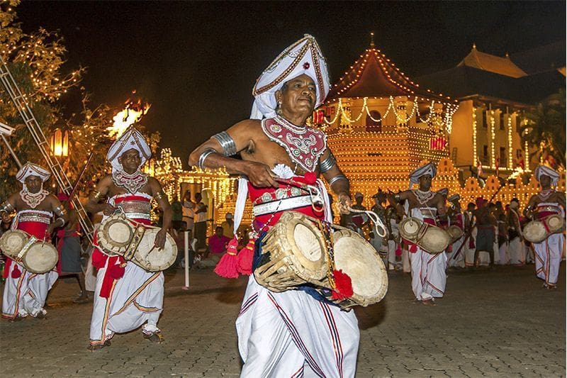 que hacer en Kandy Sri Lanka Kandy Esala Perahera y el templo de la sagrada reliquia de fondo