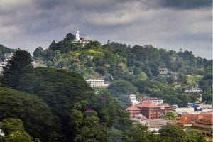 que ver en Kandy Sri Lanka paisaje de Bahirawakanda Vihara y la montaña