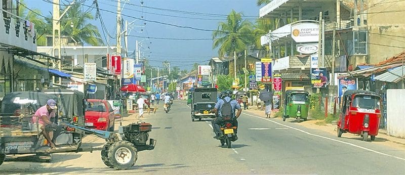 Galle road en unawatuna y escenario con ritmo local
