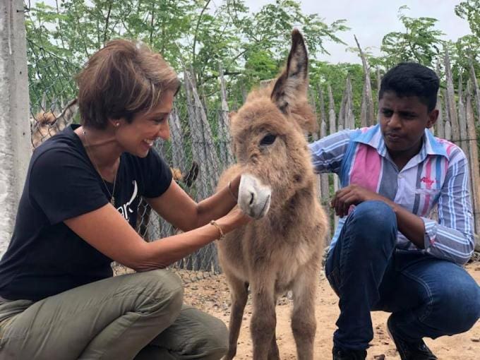 Personas con un burro pequeño el dia de la apertura de Clínica de Asnos y Centro de Educación en Mannar Sri Lanka