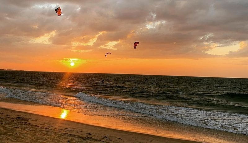 atardecer en Kalpitiya Sri Lanka y kitesurfer
