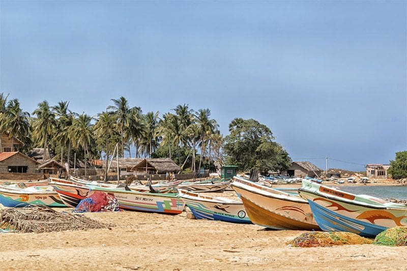 barcos de pescadores en la arena de la playa en un dia soleado