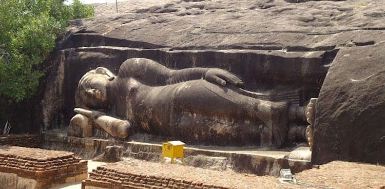 buda reclinado en el templo de Thanthirimale
