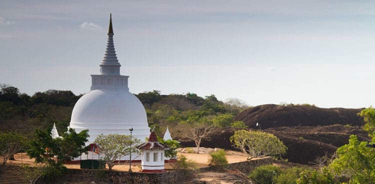 estupa blanca en el templo de Thanthirimale