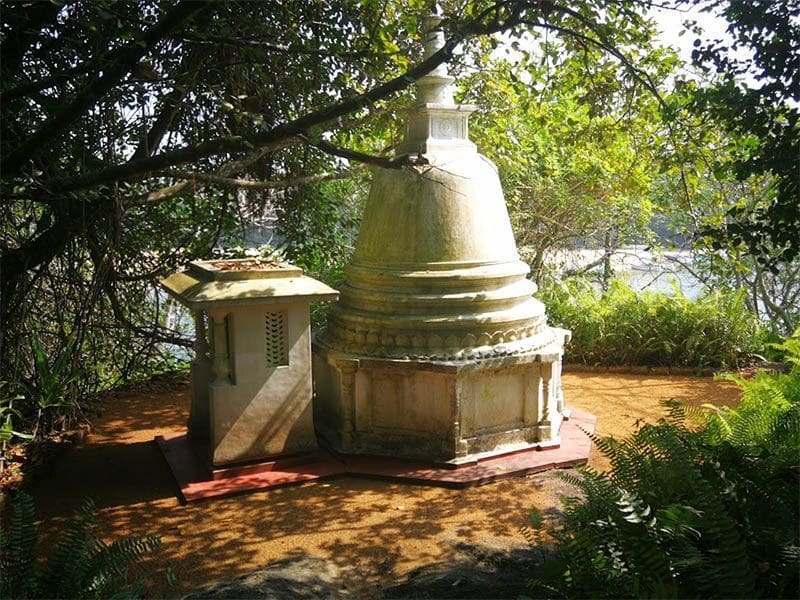 estupa en el templo Panchakapaduwa en Bentota Sri Lanka