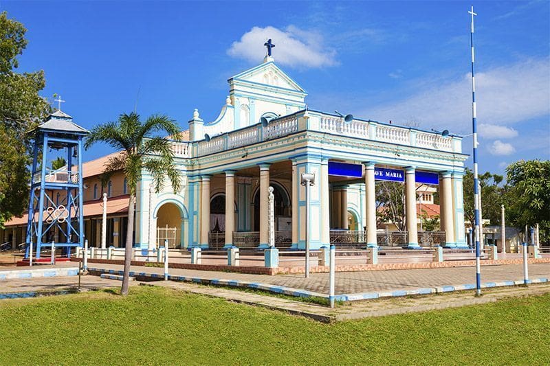 fachada de la iglesia de nuestra señora de Madhu en azul y blanco viajar a Mannar en Sri Lanka