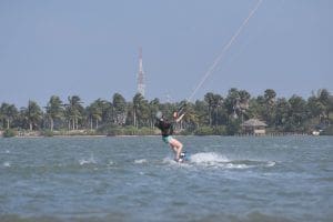 gente haciendo kitesurf en Kalpitiya Sri Lanka y paisaje palmeras de fondo
