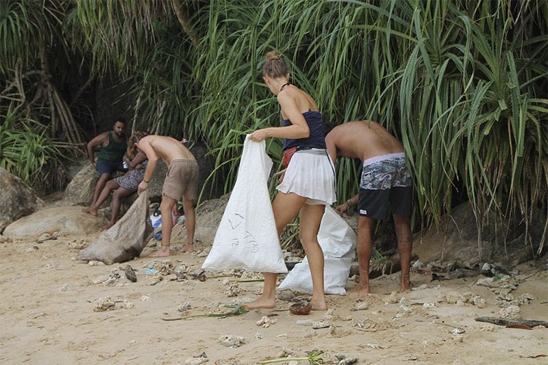 gente recogiendo basuras durante beach clean up en Jungle Beach en Unawatuna Sri Lanka