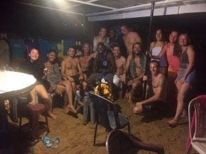 grupo tras sesion de surf en Dewata Beach que hacer en Unawatuna