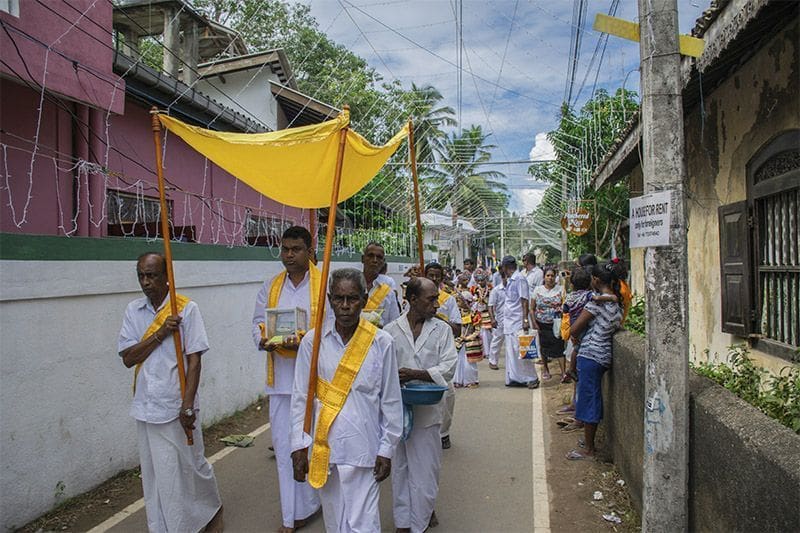 locales de Sri Lanka durante procesion religiosa budista