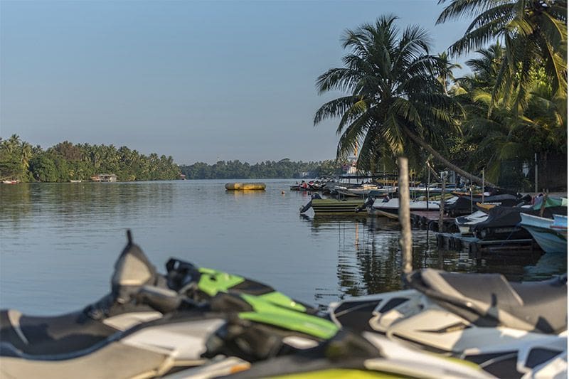 motos de agua y barcos en el rio Bentota en la costa oeste de Sri Lanka