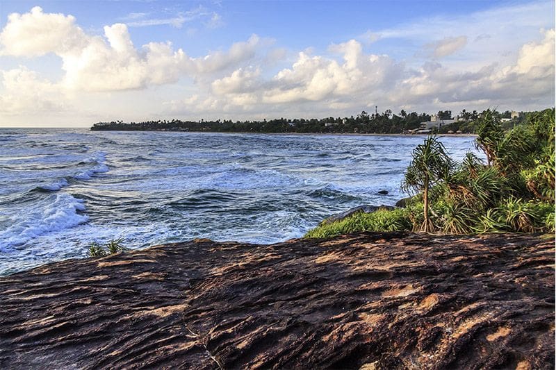 oceano en Moragalla Beach en Beruwala en Bentota en la costa oeste de Sri Lanka