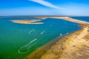 panoramica de Adams Bridge y gente haciendo kitesurf en Mannar Sri Lanka