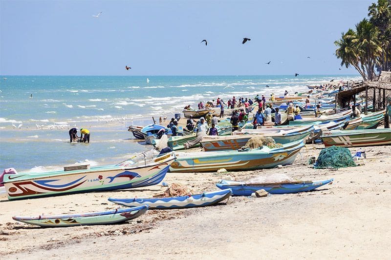pescadores y barcos en la playa de Talaimannar