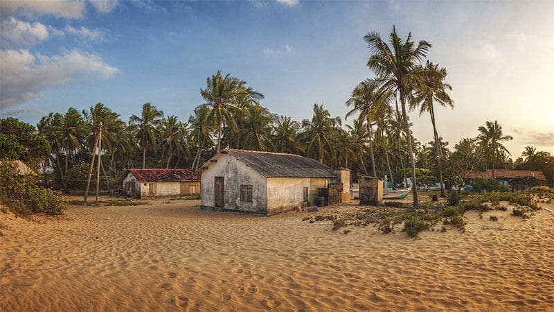 pueblo de pescadores en playa de Kalpitiya