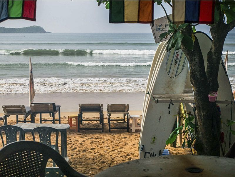 tablas de surf, tumbonas y oceano en Dewata Beach en Unawatuna