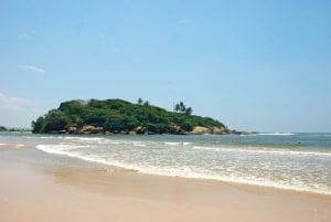 templo Panchakapaduwa sobre la isla en la Playa de bentota