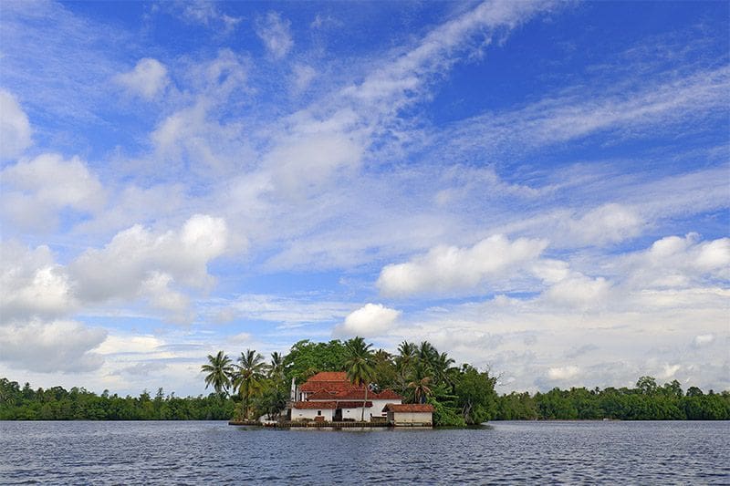 templo de Kothduwa con un cielo azul en Bentota Sri Lanka